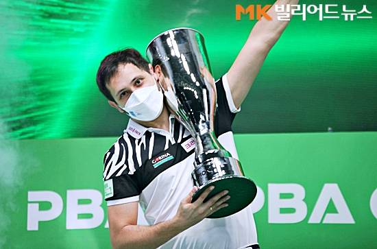"스페인 강호" 다비드 마르티네스(크라운해태라온)가 "TS샴푸 PBA챔피언십 2021" 우승 후 트로피를 들고 포즈를 취하고 있다.