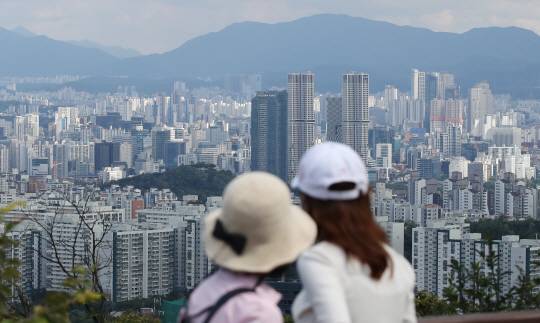 가을 이사철 다가오는데… : 전국 아파트 전셋값이 지난달까지 23개월 연속 오르는 등 ‘전세대란’ 우려가 커지고 있는 가운데, 22일 시민들이 서울 중구 남산에서 성동구 아파트 일대를 바라보고 있다. 연합뉴스