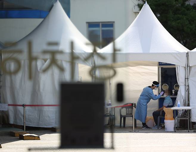 추석 연휴 뒤 첫 날인 23일 오전 서울 서초구 남부터미널에 설치된 찾아가는 선별진료소에서 시민이 코로나 검사를 받고 있다. [연합뉴스]