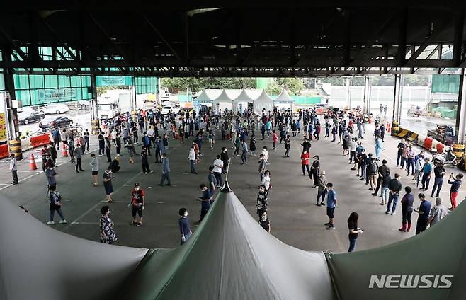 [서울=뉴시스] 백동현 기자 = 가락시장 관련 누적 확진자가 400명을 넘어선 22일 오전 서울 송파구 가락시장에 설치된 찾아가는 선별진료소에서 시장 종사자들이 검사를 받기 위해 대기하고 있다. 2021.09.22. livertrent@newsis.com