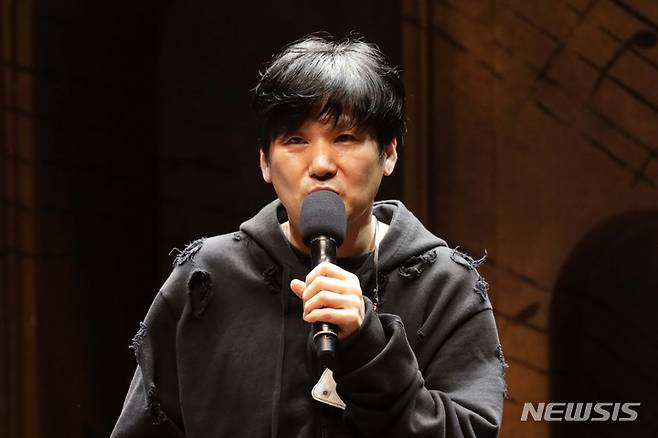 [서울=뉴시스] 박진희 기자 = 뮤지컬 '미인' 음악감독 김성수가 23일 서울 종로구 예스24스테이지에서 기자간담회를 하고 있다. 2021.09.23. pak7130@newsis.com