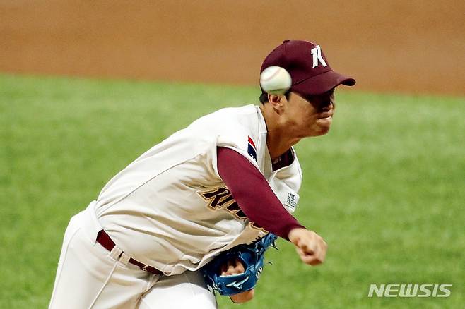[서울=뉴시스] 김병문 기자 = '방역 수칙 위반' 징계를 마친 키움 선발투수 안우진이 23일 오후 서울 구로구 고척스카이돔에서 열린 '2021 신한은행 SOL KBO 리그' 키움 히어로즈 대 NC 다이노스의 경기, 1회초 역투를 하고 있다 2021.09.23. dadazon@newsis.com