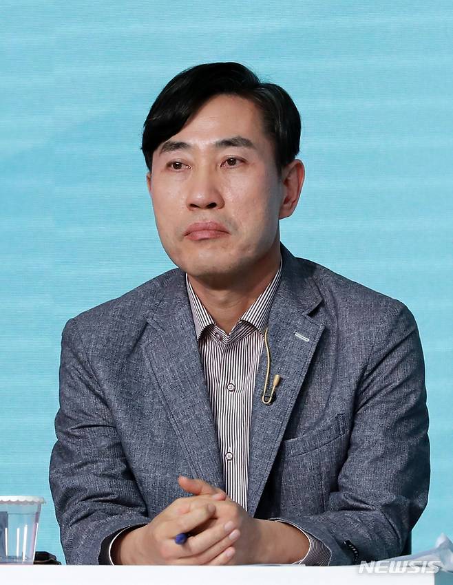 [서울=뉴시스] 국회사진기자단 = 하태경 국민의힘 대선 예비후보가 23일 오후 서울 강서구 ASSA빌딩 스튜디오에서 열린 제20대 대통령 후보자 선거 2차 방송토론회 준비를 하고 있다. 2021.09.23. photo@newsis.com