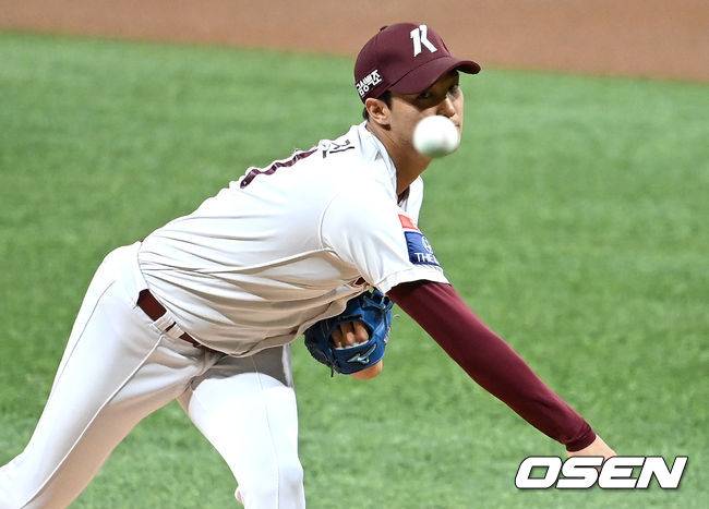 [OSEN=고척, 최규한 기자]1회초 키움 선발 안우진이 힘차게 공을 뿌리고 있다. 2021.09.23 / dreamer@osen.co.kr
