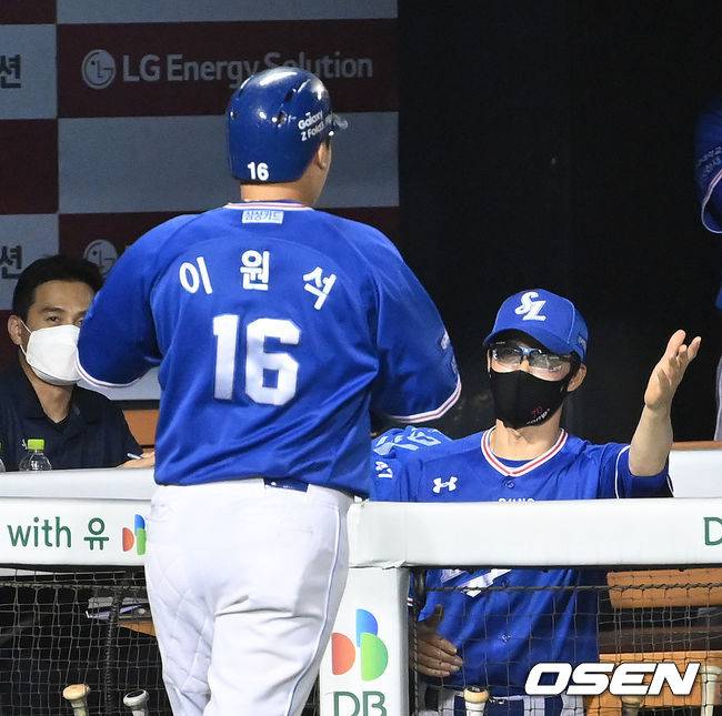 [OSEN=잠실, 이대선 기자] 23일 오후 서울 잠실야구장에서 ’2021 신한은행 SOL KBO 리그' LG 트윈스와 삼성 라이온즈의 경기가 열렸다. 4회초 1사에서 삼성 이원석이 좌월 솔로 홈런을 치고 더그아웃에서 허삼영 감독의 축하를 받고 있다. 2021.09.23 /sunday@osen.co.kr