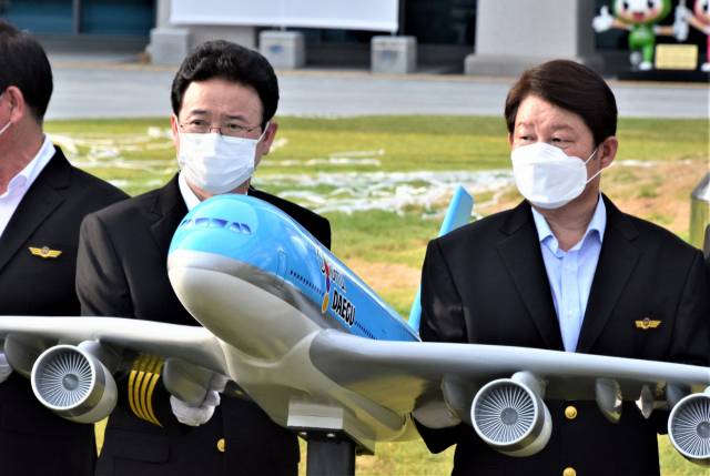 ▲이철우 경북도지사(왼쪽)와 권영진 대구시장(오른쪽)이 대구경북신공항 성공 건설 결의 모형 비행기 퍼포먼스를 하고 있다.ⓒ프레시안(박종근)