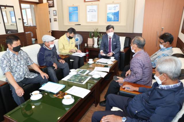 ▲23일 백두현 경남 고성군수가 백신 예약 우수마을을 방문해 마을별 애로사항을 청취하고 향후 추진계획에 대해 직접 설명하고 있다.ⓒ고성군