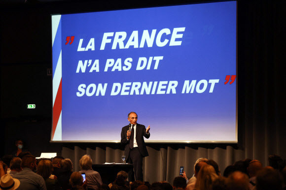 에릭 제무르가 지난 18일 프랑스 니스에서 열린 자신의 책 LA FRANCE N'A PAS DIT SON DERNIER MOT'(프랑스는 마지막 말을 하지 않았다)의 출간 기념식에 참석해 발언하고 있다. 니스=AFP연합