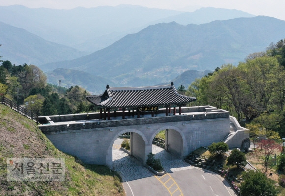 오도재 정상의 지리산제일문.