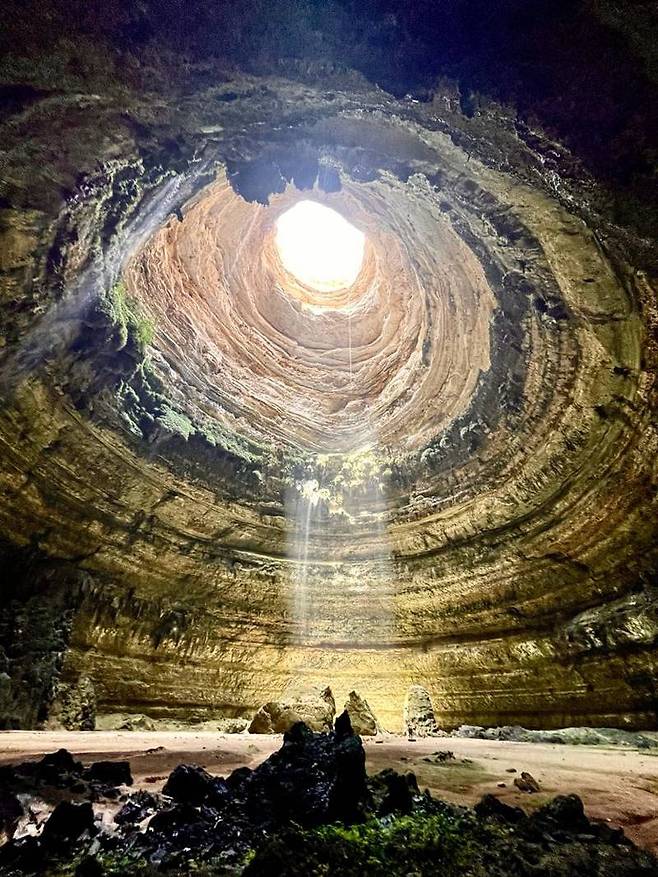 예멘 ‘지옥의 우물’ 내부에서 바라본 동굴 입구