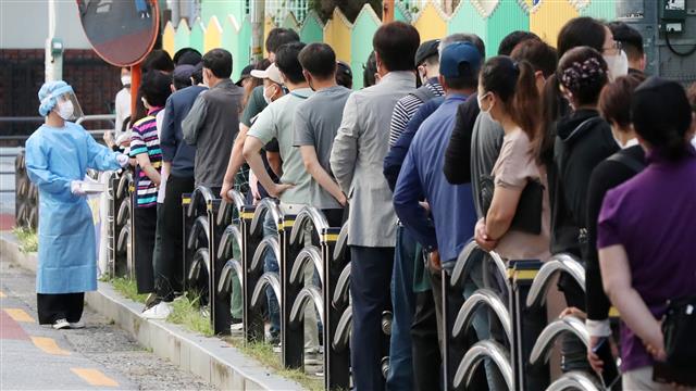 ‘외국인 노동자 집단감염 막을 방법은?’ - 23일 오전 서울 구로구 보건소에 마련된 코로나19 선별진료소에서 시민들을 비롯한 국내 거주 외국인 노동자들이 코로나19 진단 검사를 받기 위해 길게 줄을 서 있다. 전국적으로 외국인 노동자들의 집단 감염이 잇따르고 있다. 정부는 코로나19 백신을 통한 외국인 노동자 집단감염 차단을 위해 20명 이상 사업장에 임시접종센터를 마련하고 5명 이상만 돼도 출장 접종하는 방안 등을 마련할 계획이다. 2021.9.23 뉴스1