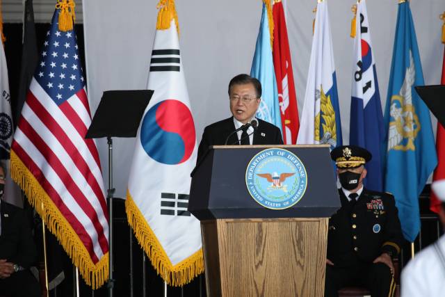 문재인 대통령이 22일(현지시각) 미국 히캄 공군기지 19번 격납고에서 열린 한미 유해 상호 인수식에서 추모사를 하고 있다. /연합뉴스