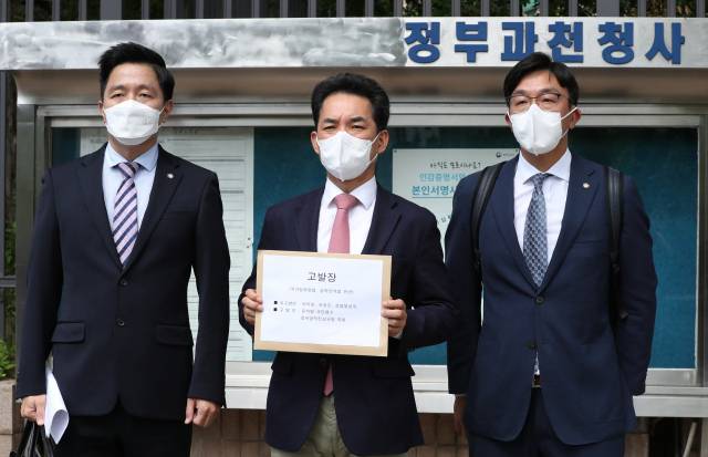 윤석열 국민캠프 정치공작 진상조사 특별위원회 소속 박민식(가운데) 전 의원과 변호인들이 13일 오전 정부과천청사 앞에서 고위공직자범죄수사처에 박지원 국정원장과 조성은 씨 등을 국가정보원법 및 공직선거법 위반 혐의로 고발장을 접수하기 전 기자회견을 하고 있다. /연합뉴스