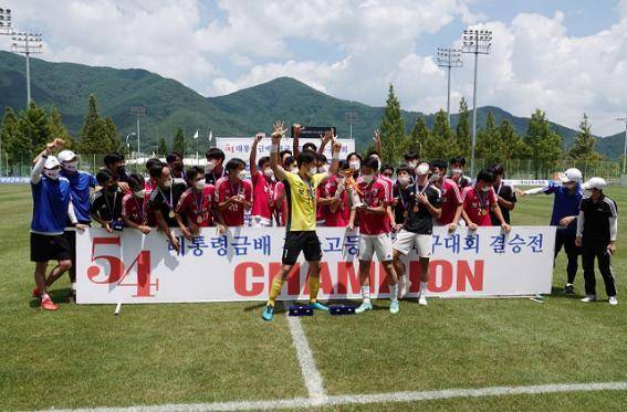 제54회 대통령금배 전국고등학교축구대회에서 우승한 보인고 선수들이 자축 세리머니를 하고 있다. 사진제공｜창녕군