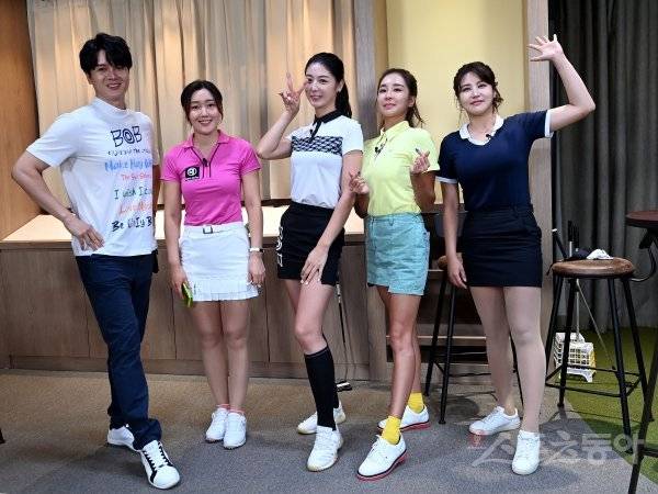 스포츠동아가 새롭게 론칭하는 유튜브 채널 ‘골프TV 일파만파’가 서울 용산구 프렌즈 아카데미 한남에서 첫 촬영을 가졌다. 신인선, 이소정 프로골퍼, 김보애 골퍼, 공유진 골퍼, 윤민정 프로골퍼가 카메라를 향해 포즈를 취하고 있다. 김민성 기자 marineboy@donga.com