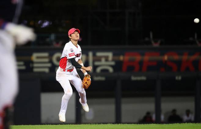 KIA 유격수 박찬호가 23일 광주 두산전에서 5회말 2사후 땅볼 타구를 잡아 1루로 송구하고 있다. 연합뉴스