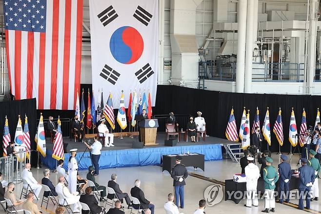 추모사 하는 문재인 대통령 (호놀룰루=연합뉴스) 최재구 기자 = 문재인 대통령이 22일(현지시각) 미국 히캄 공군기지 19번 격납고에서 열린 한미 유해 상호 인수식에서 추모사를 하고 있다. jjaeck9@yna.co.kr