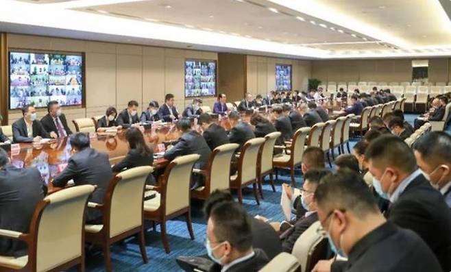 심야 사업 정상화 회의하는 헝다 간부들 [중국 매일경제신문 홈페이지. 재판매 및 DB 금자ㅣ]