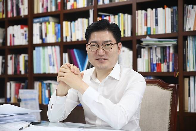 연합뉴스와 인터뷰하는 이정훈 강동구청장 [연합뉴스 자료사진] 지난해 9월 28일 민선 7기 임기 후반에 들어선 이정훈 강동구청장이 연합뉴스와 인터뷰하고 있다. 2020.9.28
    [서울 강동구 제공. 재판매 및 DB 금지] photo@yna.co.kr