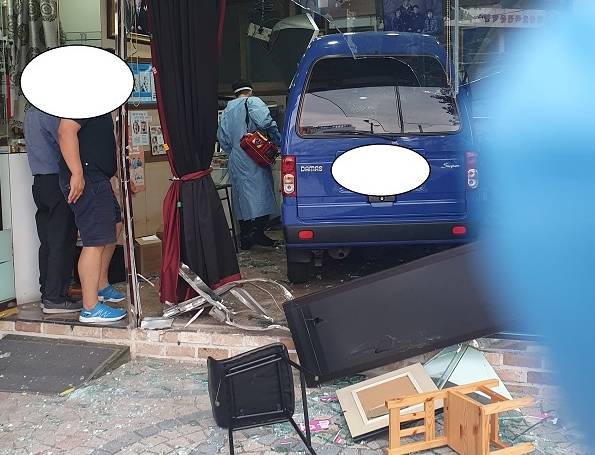 진주 사진관에 승합차 돌진…2명 다쳐 [경남소방본부 제공. 재판매 및 DB 금지]