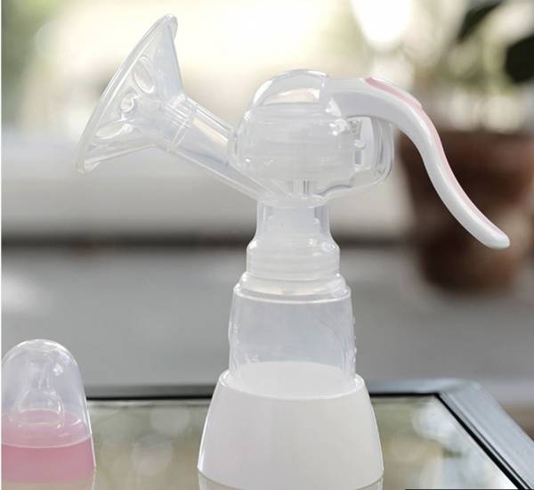 유니맘 수동 유축기. 전선이 없는 곳이나, 충전한 배터리가 없어도 유축할 수 있어 편리하다.&nbsp;ⓒ유니맘