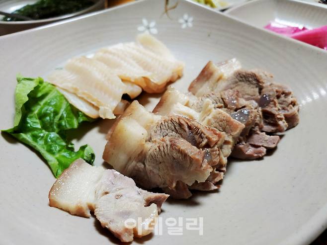 완주 시민들이 자주 찾는 가성비 좋은 한정식집인 골목집의 돼지수육과 홍어회