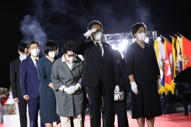 방미 일정을 마치고 귀국한 문재인 대통령과 김정숙 여사가 23일 밤 서울공항에서 열린 국군 전사자 유해 봉환식에서 함께 귀국한 국군 전사자 유해에 경례하고 있다.(사진=연합뉴스)