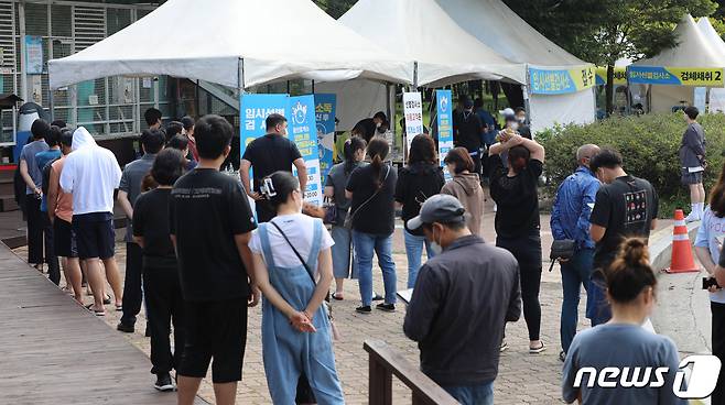 24일 0시 기준 경기도내 코로나19 누적 확진자는 8만4746명으로 전날 같은 시각(8만4038명)보다 708명 증가했다./뉴스1 © News1 김영운 기자