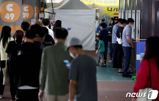 24일 오후 경기 부천시 종합운동장 임시선별검사소에서 시민들이 신종 코로나바이러스 감염증(코로나19) 검체 검사를 받기 위해 줄을 서 있다. 이날 0시 기준 신종 코로나바이러스 감염증(코로나19) 신규 확진자가 2434명 발생하며 역대 최다를 기록했다. 전날 1716명에 비해 718명 늘었으며 일주일 전인 17일 2008명보다는 426명 늘었다. 추석 연휴 기간에 확산세가 좀처럼 꺾이지 않으면서 전국적 유행이 다시 나타날 우려가 크다. 2021.9.24/뉴스1 © News1 정진욱 기자