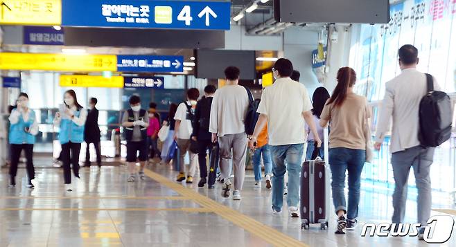 추석 연휴 첫날인 18일 오전 광주 광산구 광주송정역에서 귀성객들이 열차 탑승을 위해 이동하고 있다. 2021.9.18/뉴스1 © News1 정다움 기자