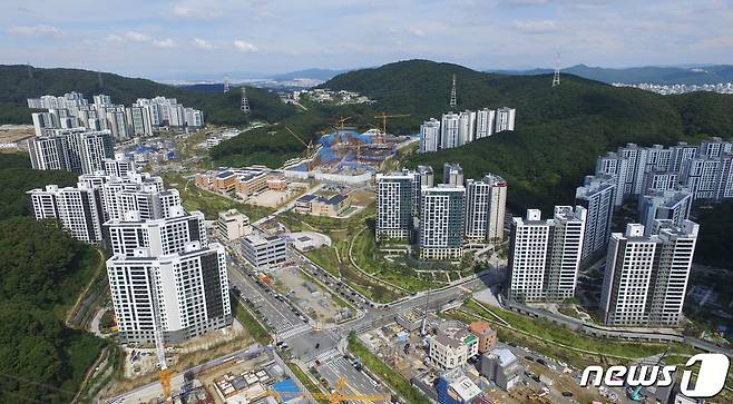 이재명 경기도지사가 성남시장 재직 시절 진행한 대장동 개발사업 관련 특혜 의혹과 논란이 커지고 있다. 사진은 24일 오후 경기도 성남시 분당구 대장동 개발사업 현장의 모습. 2021.9.24/뉴스1 © News1 김영운 기자