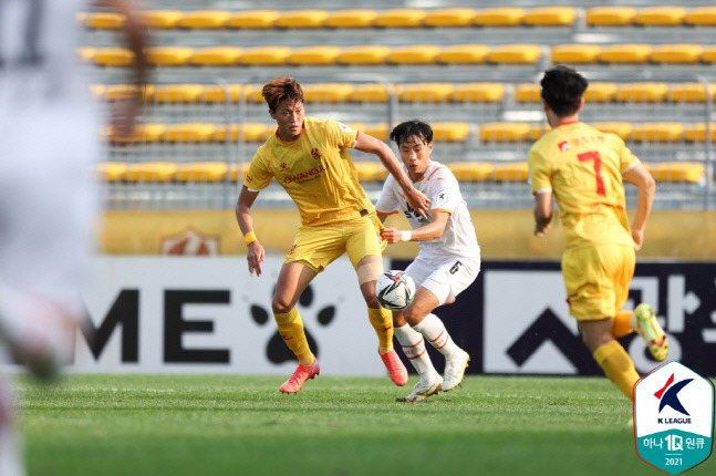 광주FC 허율과 제주 유나이티드 권한진이 지난 18일 광주축구전용구장에서 열린 K리그1 경기에서 볼 다툼하고 있다. 제공 | 한국프로축구연맹