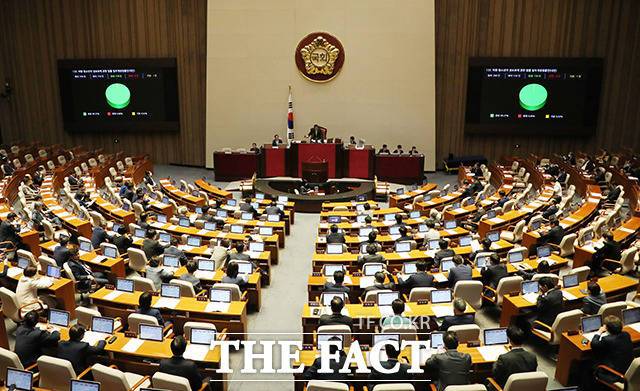 N번방 사건을 계기로 '아동과 청소년 보호해야 한다'는 목소리에 힘이 실렸다. 지난해 국회가 통과시킨 '아동·청소년의 성보호에 관한 법률 일부개정법률안'은 24일 시행된다. /뉴시스