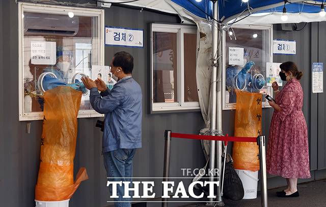 추석 연휴를 낀 최근 일주일 간 국내발생 확진자가 2주 전보다 5.2% 늘어난 것으로 집계됐다. 추석 명절을 하루 앞둔 20일 오전 서울 중구 임시선별진료소에는 코로나19 검사를 받으려는 시민들의 발길이 이어지고 있다. /임영무 기자