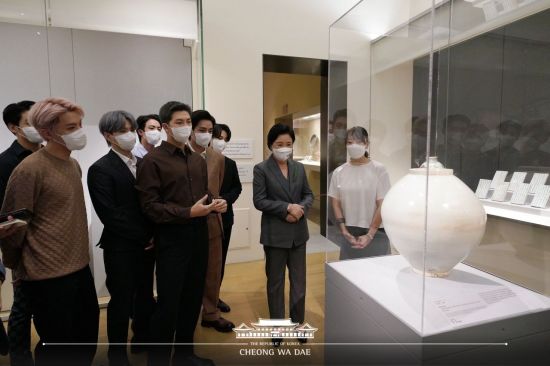 방탄소년단이_뉴욕 메트로폴리탄 미술관 한국실을 둘러보고 있다.