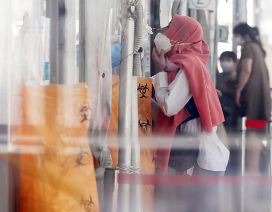 추석 연휴 이후 코로나19가 재확산 조짐을 보여 방역당국에 비상이 걸렸다. 지난 22일 서울역 광장 임시 선별검사소에서 히잡을 쓴 외국인들이 검사를 받고 있다. [이미지출처=연합뉴스]