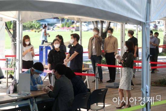 추석 연휴가 끝나고 코로나19 확진자가 폭증하고 있는 24일 서울시청 앞 임시 선별검사소가 시민들로 북적이고 있다. 질병관리청 중앙방역대책본부는 이날 0시 기준 코로나19 신규 확진자가 2434명 발생했다고 밝혔다. /문호남 기자 munonam@