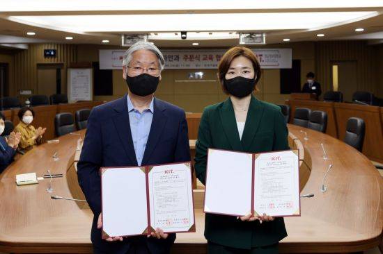 경남정보대와 리챠드프로헤어가 24일 주문식교육 협약 체결식을 가졌다.