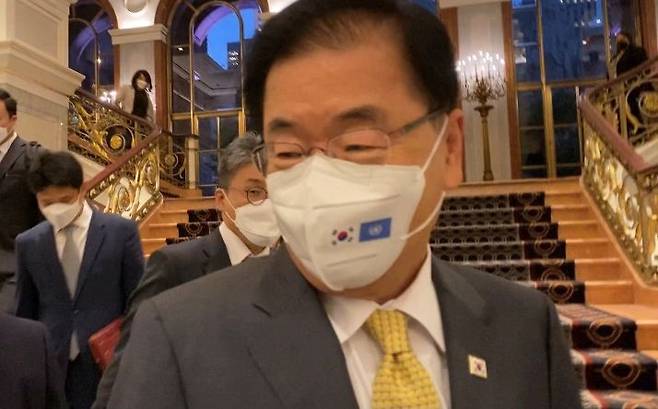 정의용 외교부 장관이 23일 미국 뉴욕에서 열린 한미일 외교장관 회담을 마치고 취재진과 대화하고 있다.  /연합뉴스