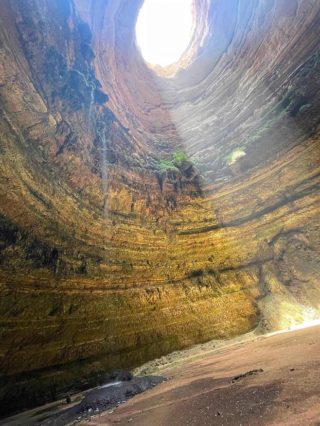 오만 동굴탐사팀이 공개한 ‘바르호우트의 우물’ 사진. 탐사팀은 동굴 깊이는 약 112m 정도, 폭은 30m라고 밝혔다. /AFP 연합뉴스