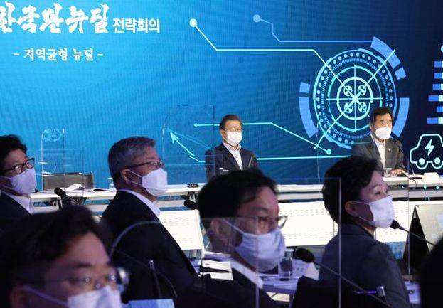 문재인 대통령이 지난 3월 서울 동대문디자인플라자에서 열린 제3차 한국판 뉴딜 전략회의에서 강병원 디지털뉴딜 분과장의 발표를 듣고 있다. /연합뉴스