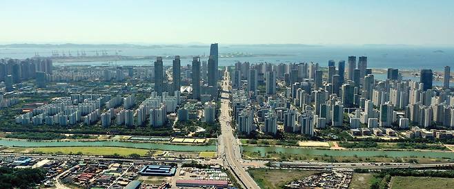 고층 아파트와 건물이 들어선 인천 전경/연합뉴스