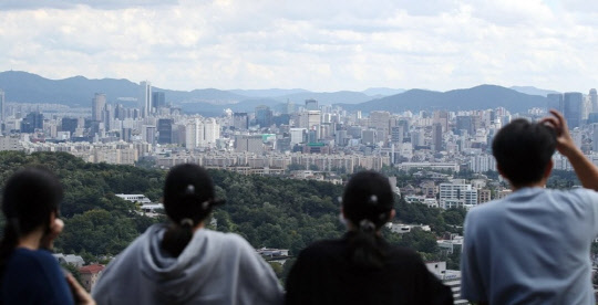 시민들이 서울 중구 남산에서 용산, 강남 지역 아파트를 바라보고 있다. <연합뉴스>