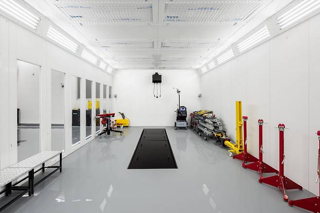 람보르기니 서울 서비스센터 차체 교정 수리 시설.