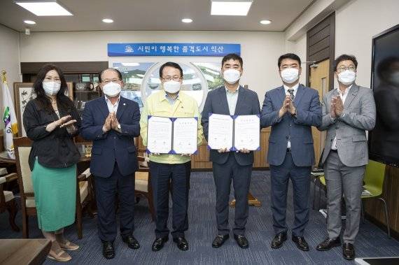 24일 이성기업이 신규 투자를 위해 전북 익산시와 분양계약을 체결한 후 정헌율 시장 등과 기념촬영 하고 있다. /사진=익산시