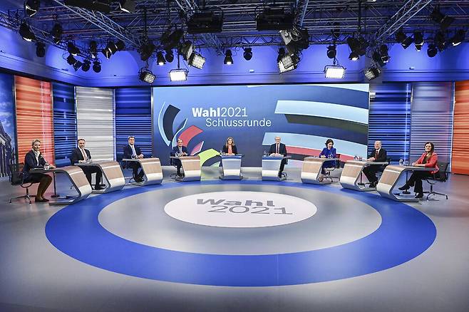23일 목요일 독일 베를린에서 텔레비전으로 중계된 최종 토론에 참석한 각 정당 후보자들. 왼쪽부터 앨리스 바이델 독일을위한대안당 공동대표, 크리스티안 린드너 자유민주당 대표, 마르쿠스 소에더 기독교사회연합당 대표, 아르민 라셰트 바이에른 총리 등이다. 2명의 사회자와 오른쪽은 아나레나 베어보크 녹색당 공동대표(왼쪽에서 세번째), 올라프 숄츠 재무장관 겸 사민당 후보, 재닌 비슬러 좌파당 디 린케 공동대표다. 연합뉴스/AP