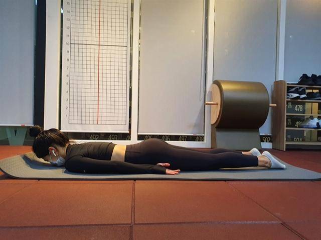 백 익스텐션은 바닥에 차려 자세에서 시작한다. 피트니스위 제공