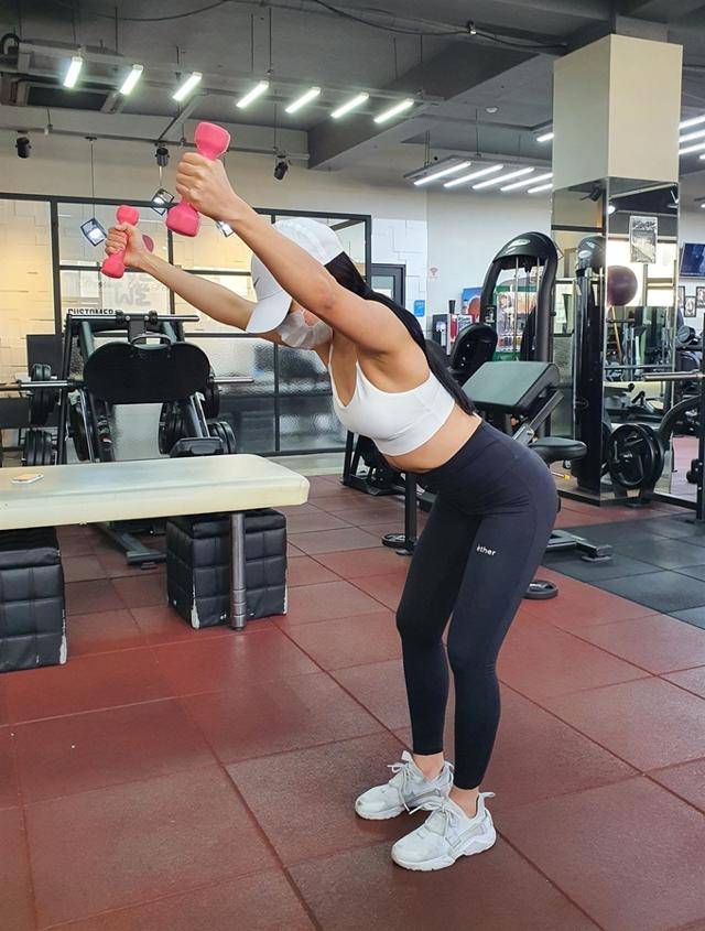 상체 각도는 45~90도를 유지하되 허리는 꼿꼿이 펴야 한다. 피트니스위 제공