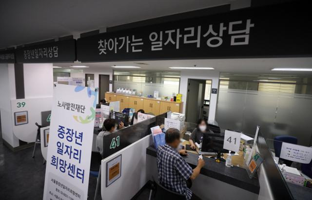 한국 경제의 과제인 청년 일자리 해법을 모색하려면 대통령과 국회의원 등 기득권층의 양보가 필요하다는 지적이 나왔다. 사진은 지난 23일 서울 마포구 서울서부고용복지플러스센터 일자리 상담 창구. 뉴시스