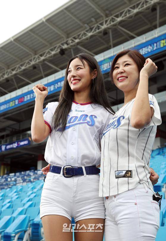 전 삼성라이온즈 치어리더출신 노숙희 팀장과 치어리더 이수진이 14일 오후 대구 삼성라이온즈파크에서 함께 포즈를 취하고 있다.  대구=김민규 기자 kim.mingyu@joongang.co.kr /2021.09.01/
